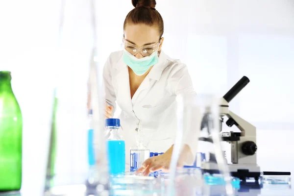 Químico trabajando en laboratorio científico — Foto de Stock