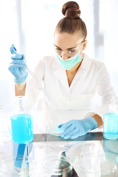 Kemist arbetar i vetenskapliga laboratorier — Stockfoto