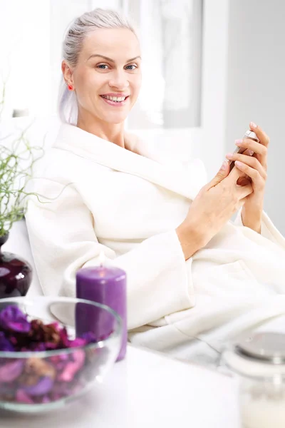 Salon spa woman relaxing in the beautician. — Stock Photo, Image