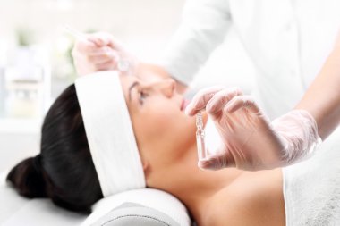Kozmetik ampül, güzellik salonları, kozmetik ampul C vitamini bir kadında.