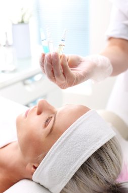 Vitamini bir ampül, Güzellik Salonu bir kadında kokteyl. Kozmetik ampül, bir kadın yüze uygulanan serum.