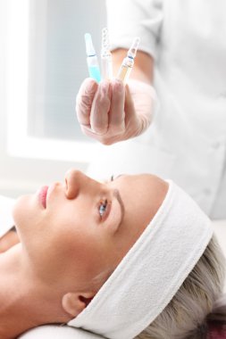 Vitamini bir ampül, Güzellik Salonu bir kadında kokteyl. Kozmetik ampül, bir kadın yüze uygulanan serum.