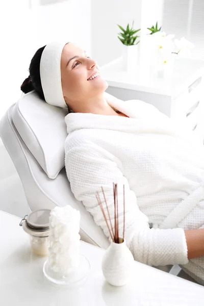 Aromatherapie, ontspanning in de spa salon. — Stockfoto