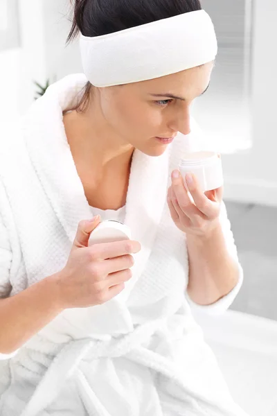 Vrouw in de schoonheidssalon — Stockfoto