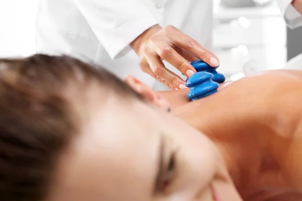 Ryggmassage. Alternativ medicin. Massage — Stockfoto