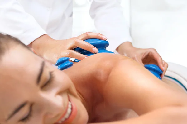 Massage terapi, massage kinesisk koppning. — Stockfoto