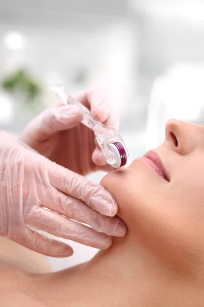 Cosmetic treatment, mesotherapy needle. — Stock Photo, Image