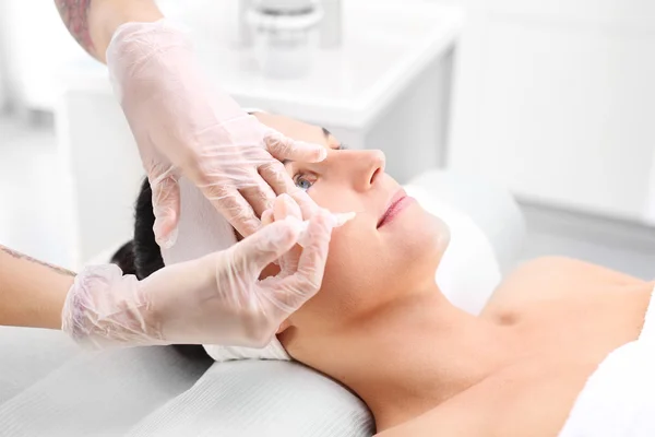 바늘 Mesotherapy, 미용사 구멍 여자의 얼굴. — 스톡 사진