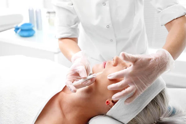 Relleno de arrugas, lifting facial . —  Fotos de Stock