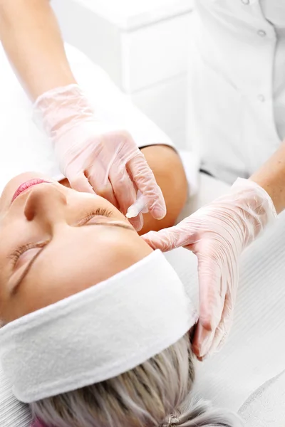 Nålen mesotherapy. Lyftande ansiktsbehandling estetisk medicin — Stockfoto