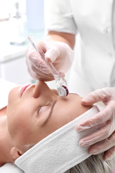 Mesotherapy microneedle, kvinnan vid kosmetolog — Stockfoto