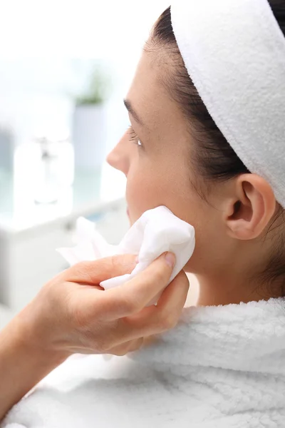 Cuidado de la piel Facial, una mujer en el salón de belleza — Foto de Stock