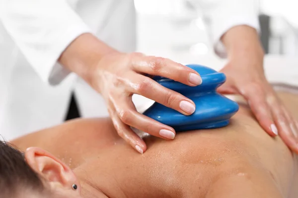 Massaggio terapia, massaggio cinese coppettazione . — Foto Stock
