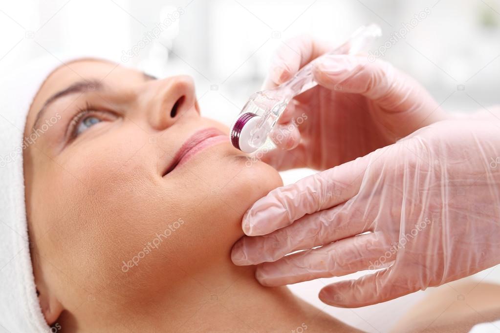 The woman in the beauty salon for the treatment mezotrrapii with the use of micro needle roller