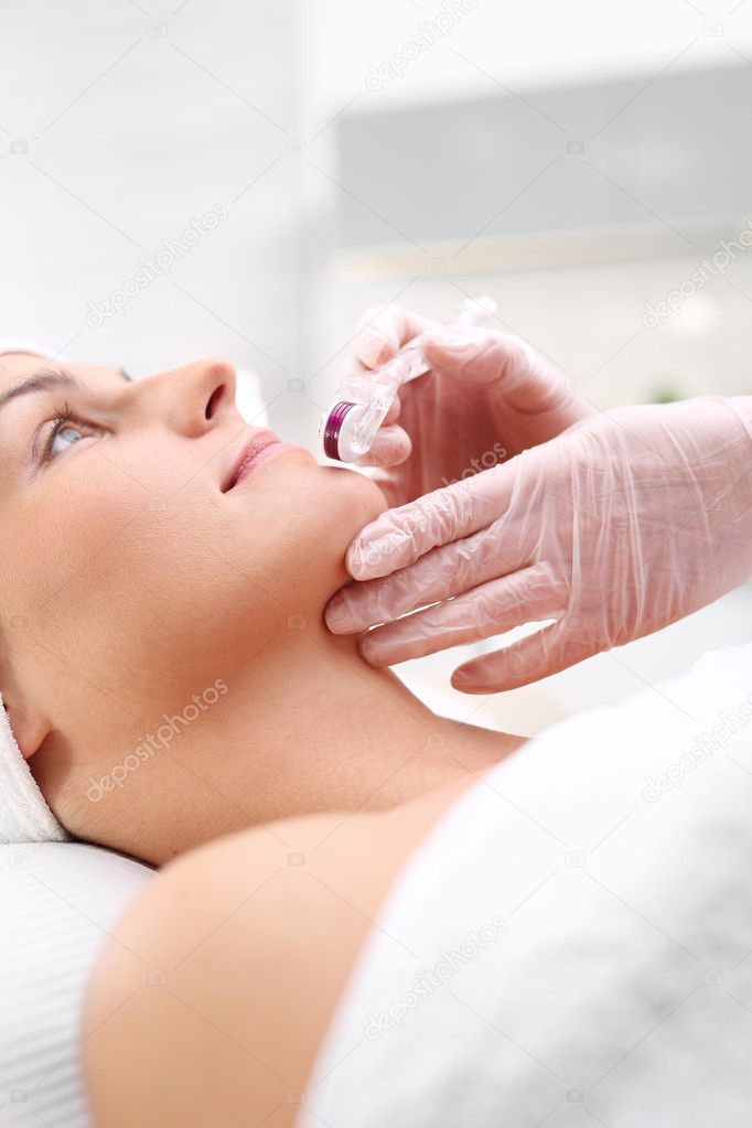Roller microneedle mesotherapy in the wellness clinic.