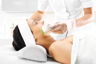 Ultrasonik masaj. Ultrason, bir kadında Güzellik Salonu
