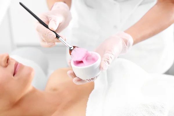 La aplicación de la máscara en el salón de belleza —  Fotos de Stock