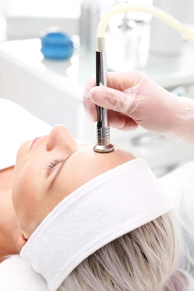 Diamond dermabrasion, exfolierande skrubba huden. — Stockfoto