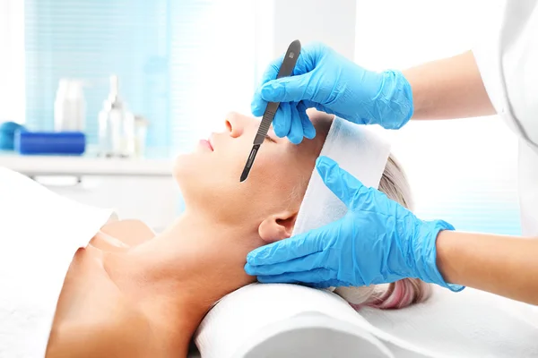 Dermabrasion manual med hjälp av en kirurgisk blad. — Stockfoto