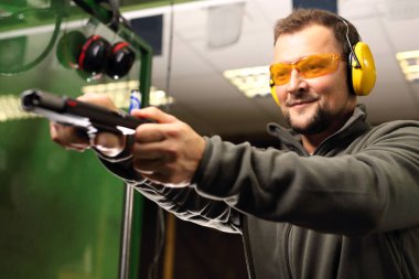 Asker bir tüfek atış talimine, yangınlar