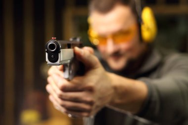 Silah, bir Glock ile vurulmuş bir kadın dinlenin.