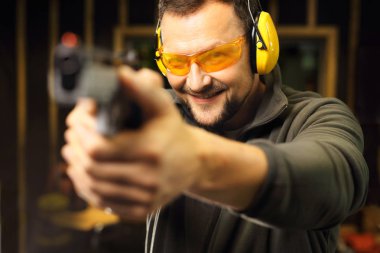 Askeri tatbikatlar üzerinde atış poligonu