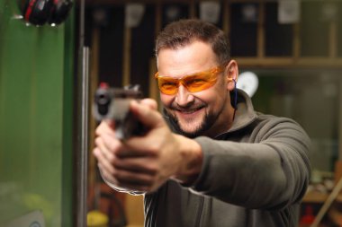 Polis aralığı çekim bir tüfek ateş eder.