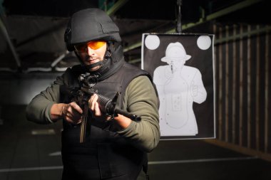 Antiterör. Silah, silah, çelik yelek bir adam bir adam