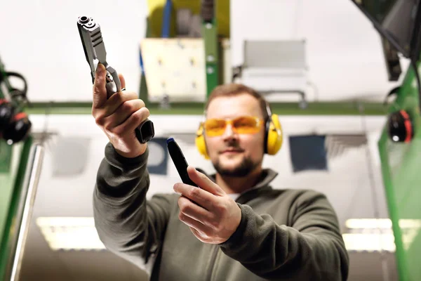 Soldier fires a rifle at the shooting range — Stock Photo, Image