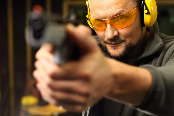 Glock, nő lő a lőtéren — Stock Fotó