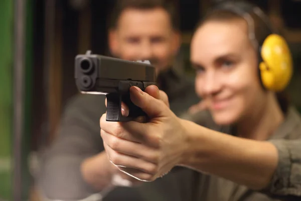 Glock, woman shoots at the shooting range — Stock Photo, Image