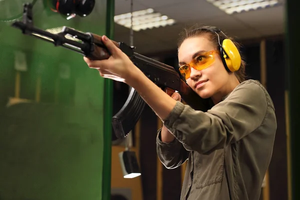 Eine Frau mit Maschinengewehr. — Stockfoto