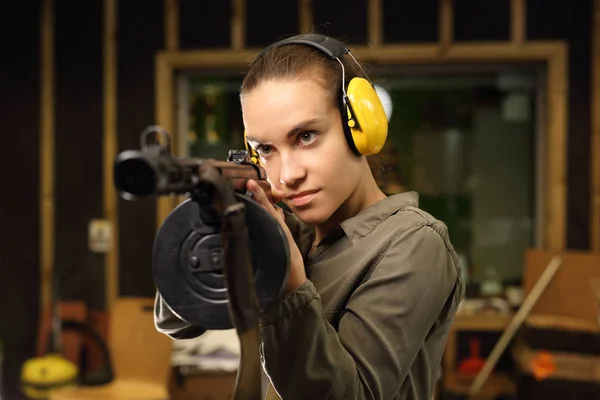 Een vrouw met een machinegeweer. — Stockfoto