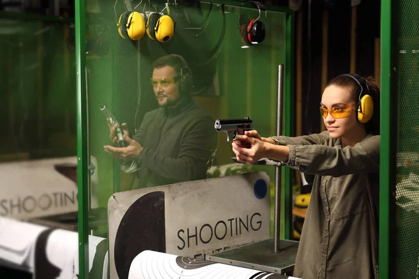 The woman at the shooting range. — Stock Photo, Image