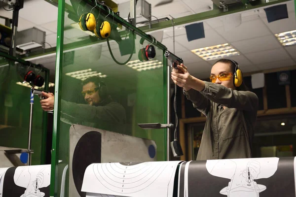 Aprender a disparar uma arma . — Fotografia de Stock