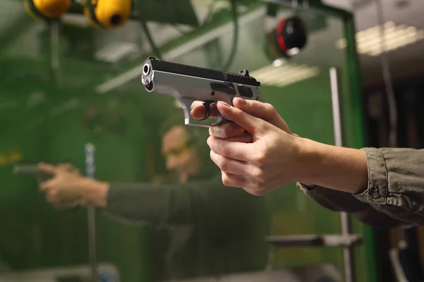 Self-defense, the woman at the shooting range — Stock Photo, Image