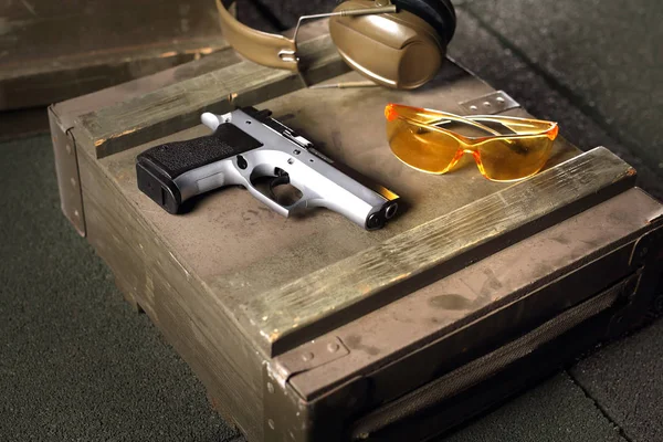 Gun. Attachments shooting at a shooting range — Stock Photo, Image