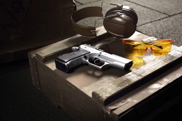 Utrustning skytte pistol — Stockfoto