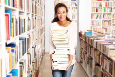  kitabevi. Kitap kadın bir kitapçıda alışveriş.