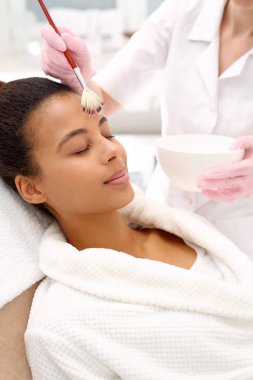 Yosun ile yüz maskesi 