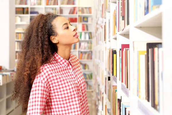 Book woman shopping dans une librairie . — Photo