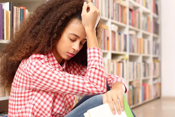 Aprendendo na biblioteca . — Fotografia de Stock