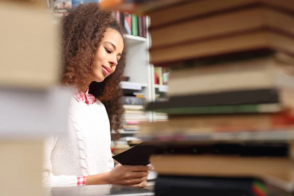 Aprendendo na biblioteca . — Fotografia de Stock