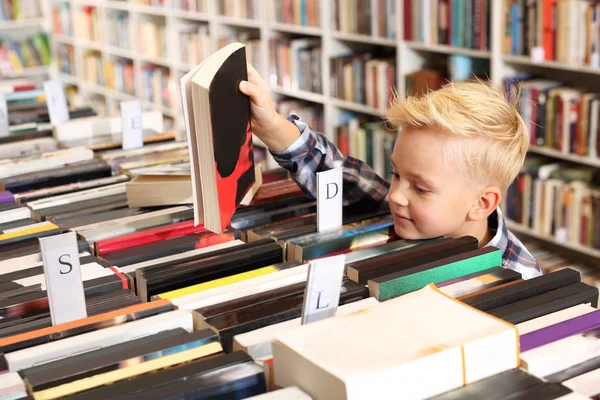 Ребенок в библиотеке . — стоковое фото