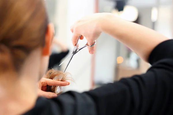 Undercutting the split ends of hair — Stock Photo, Image