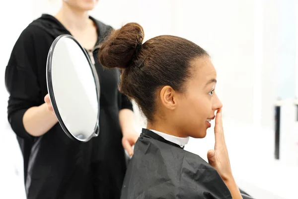 De vrouw bij de kapper — Stockfoto