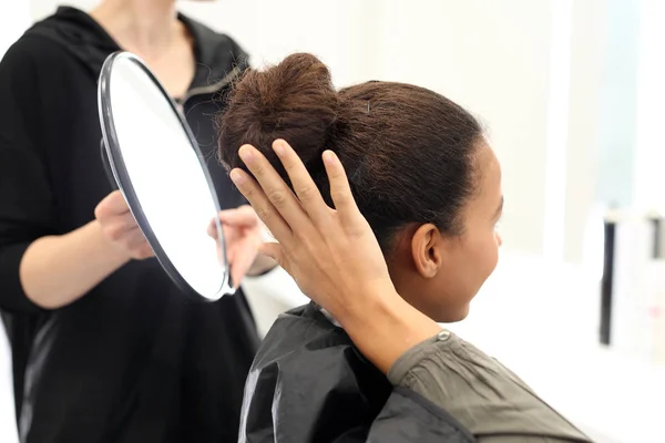 Kobieta w salonie fryzjerskim — Zdjęcie stockowe