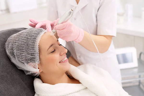 Micro nål mesotherapy behandling — Stockfoto