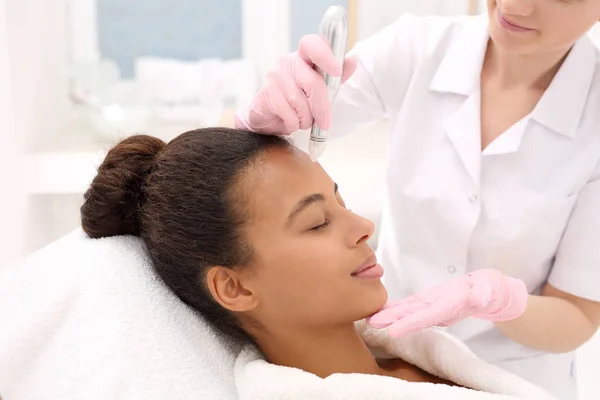 Micro nål mesotherapy behandling — Stockfoto