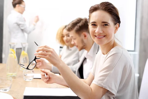 Portrait d'une femme souriante lors d'une réunion d'une entreprise . — Photo